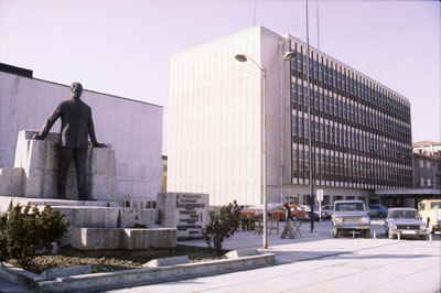 <p><strong>15.</strong> Sakarya Atatürk Anıtı ve arkada vilayet binası, 1980 ler. <br /> 	Kaynak: Salt Araştırma  Gültekin Çizgen Koleksiyon Arşivi</p>